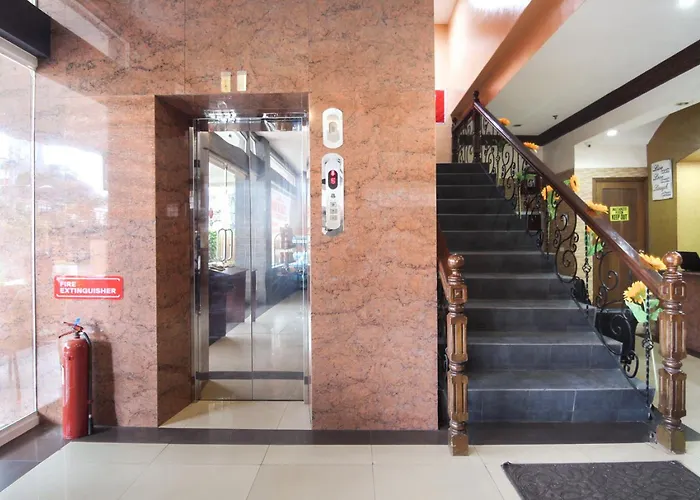 Oyo 130 Jy Crown Palace ホテル